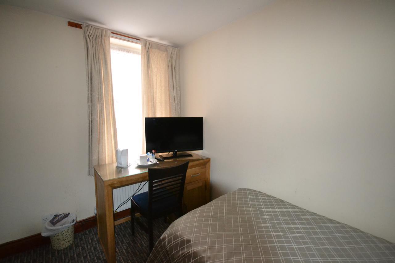 Airport Guest House سلوف المظهر الخارجي الصورة