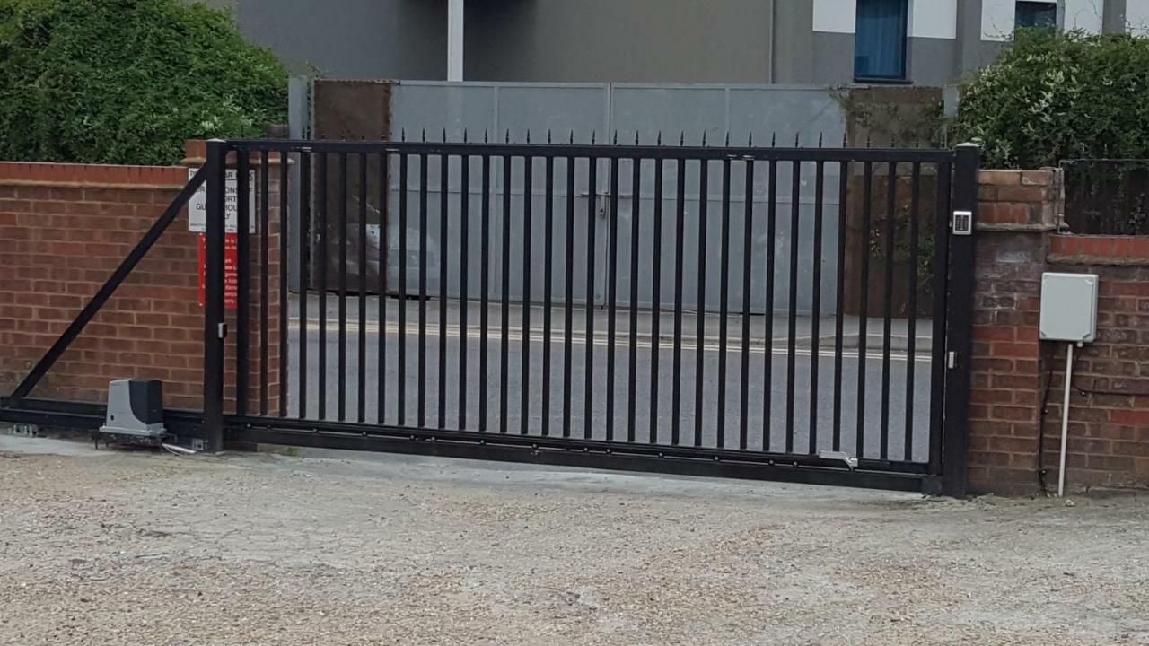 Airport Guest House سلوف المظهر الخارجي الصورة